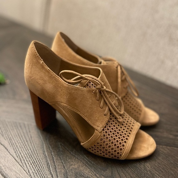 Tahari Megyn Tan Lace-Up Heels - Picture 1 of 7